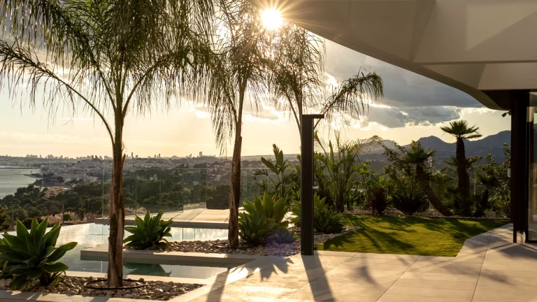 Portfolio - Proyecto paisajístico inspirado en un estilo mediterráneo - Vistas de la casa